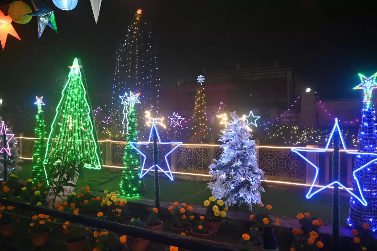 वाराणसी : उल्लासपूर्ण माहौल में मसीही समुदाय मना रहा महापर्व क्रिसमस,चहुंओर खुशियां बिखरी