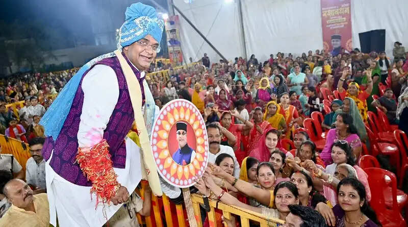 भोपालः नरेला रक्षाबंधन महोत्सव के चौथे दिन 31 हज़ार 117 बहनों ने मंत्री सारंग को बांधे रक्षासूत्र