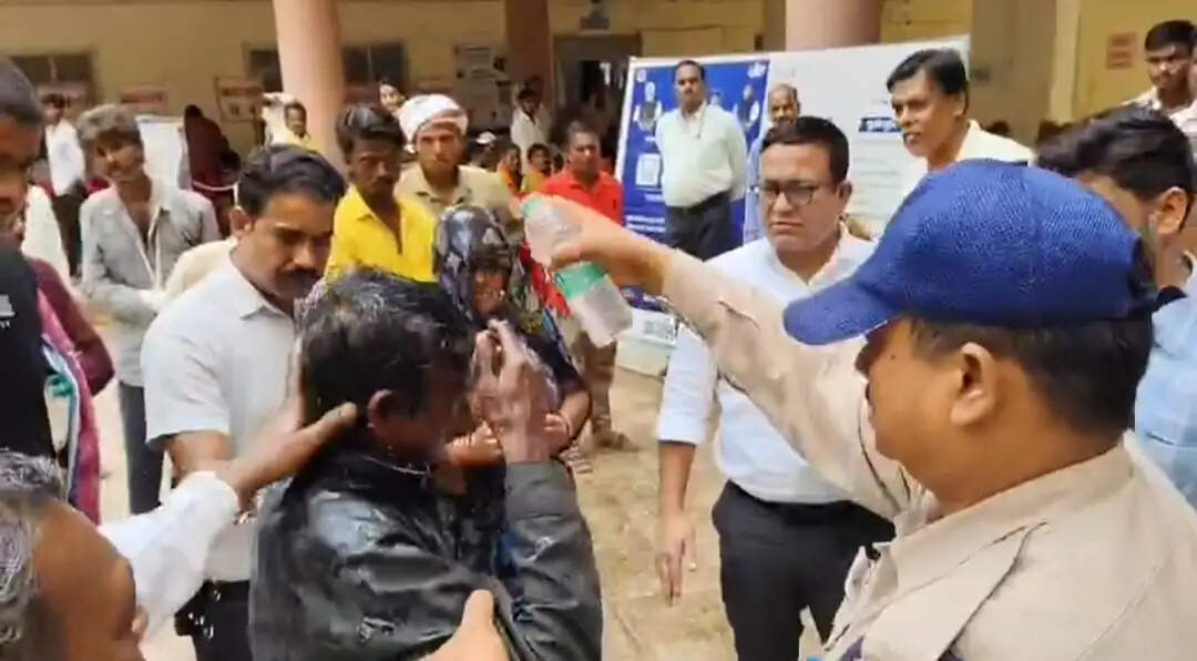 अशोकनगरः कलेक्ट्रेट में हाईवोल्टेज ड्रामा, जनसुनवाई में किसी ने छिडक़ा ज्वलनशील पदार्थ तो कोई इच्छा मृत्यु मांगने पहुंचा