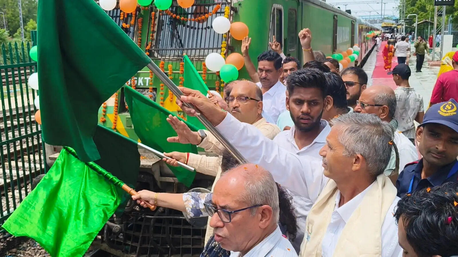 रामेश्वरम-मदुराई की तीर्थ यात्रा के लिए विशेष रेलगाड़ी रवाना