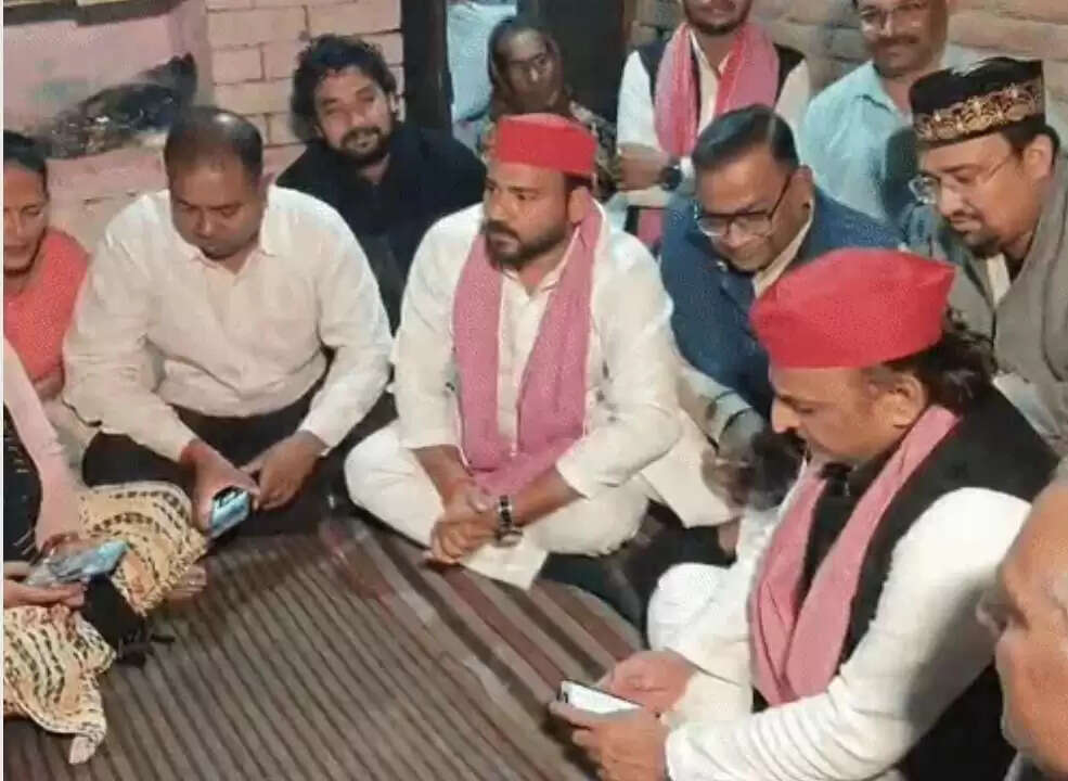 फतेहपुर: अखिलेश यादव पहुंचे मृतक लेखपाल के घर, मां व बहन से मुलाकात कर दी सांत्वना