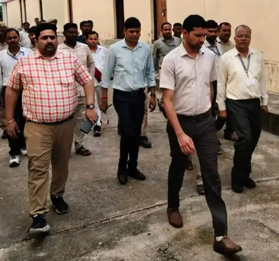 आईटीआई में गंदगी देख जिलाधिकारी ने प्रधानाचार्य काे लगाई फटकार