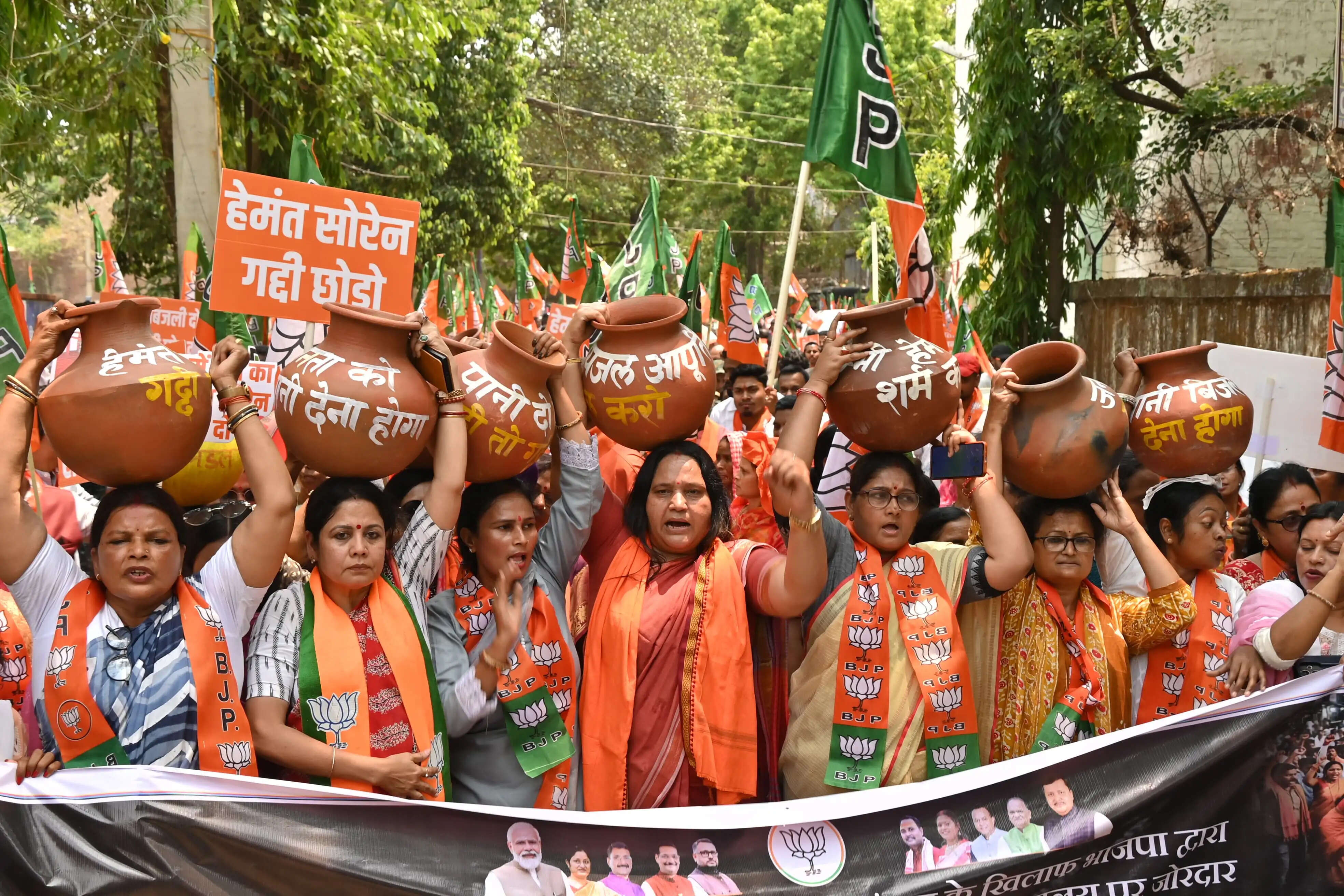 बिजली-पानी समस्या को लेकर रांची में भाजपा का घड़ा फोड़ आक्रोश प्रदर्शन