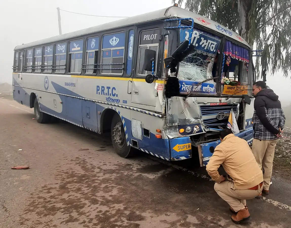 कैथल : कोहरे में ईंटों से लटी ट्रैक्टर ट्रॉली से टकराई रोडवेज की बस, दो की मौत व चार घायल