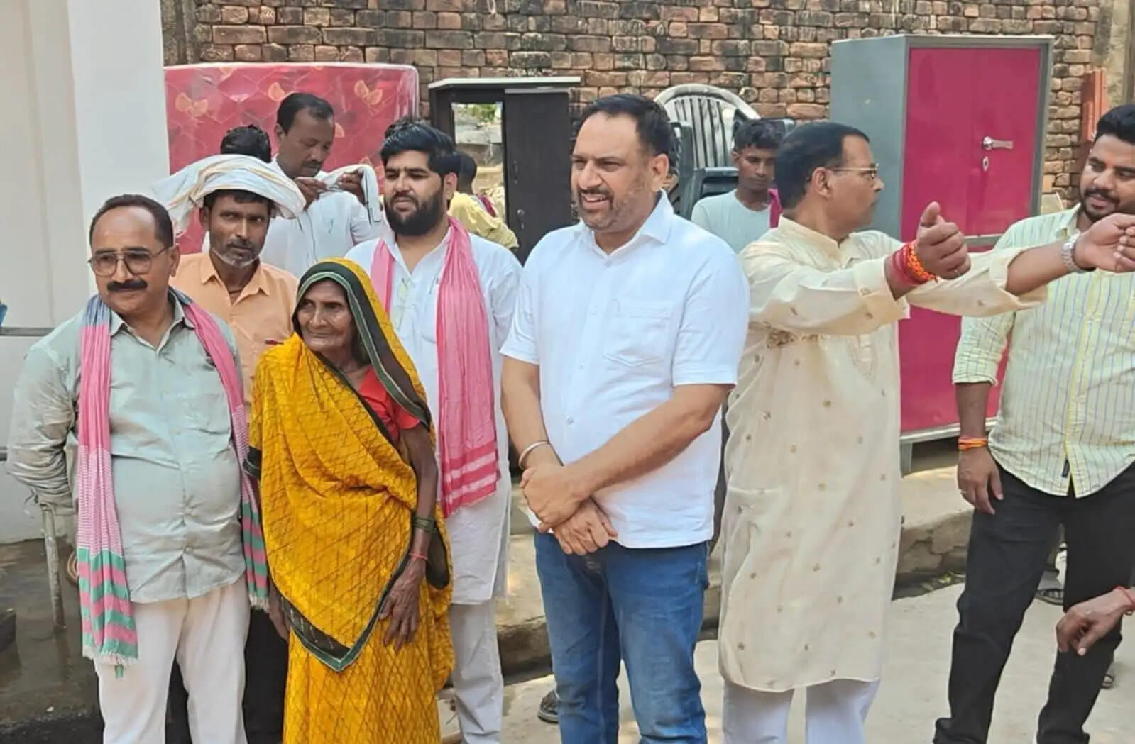 गरीब बेटी के विवाह को आगे आए सपा नेता अजीत यादव,उपहार का सामान लेकर पहुंचे घर