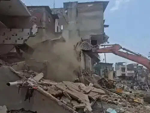 इंदौर में सड़क चौड़ीकरण के लिए बड़ी कार्रवाई, 80 से अधिक मकान हटाए गए, प्रभावित परिवारों ने पुनर्वास की मांग उठाई