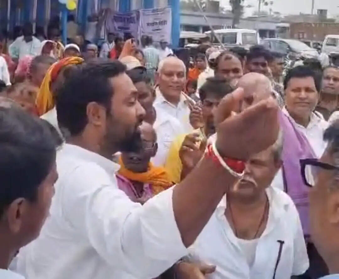 कटाव से परेशान ग्रामीणों का फूटा गुस्सा, विधायक मिथुन यादव का किया घेराव