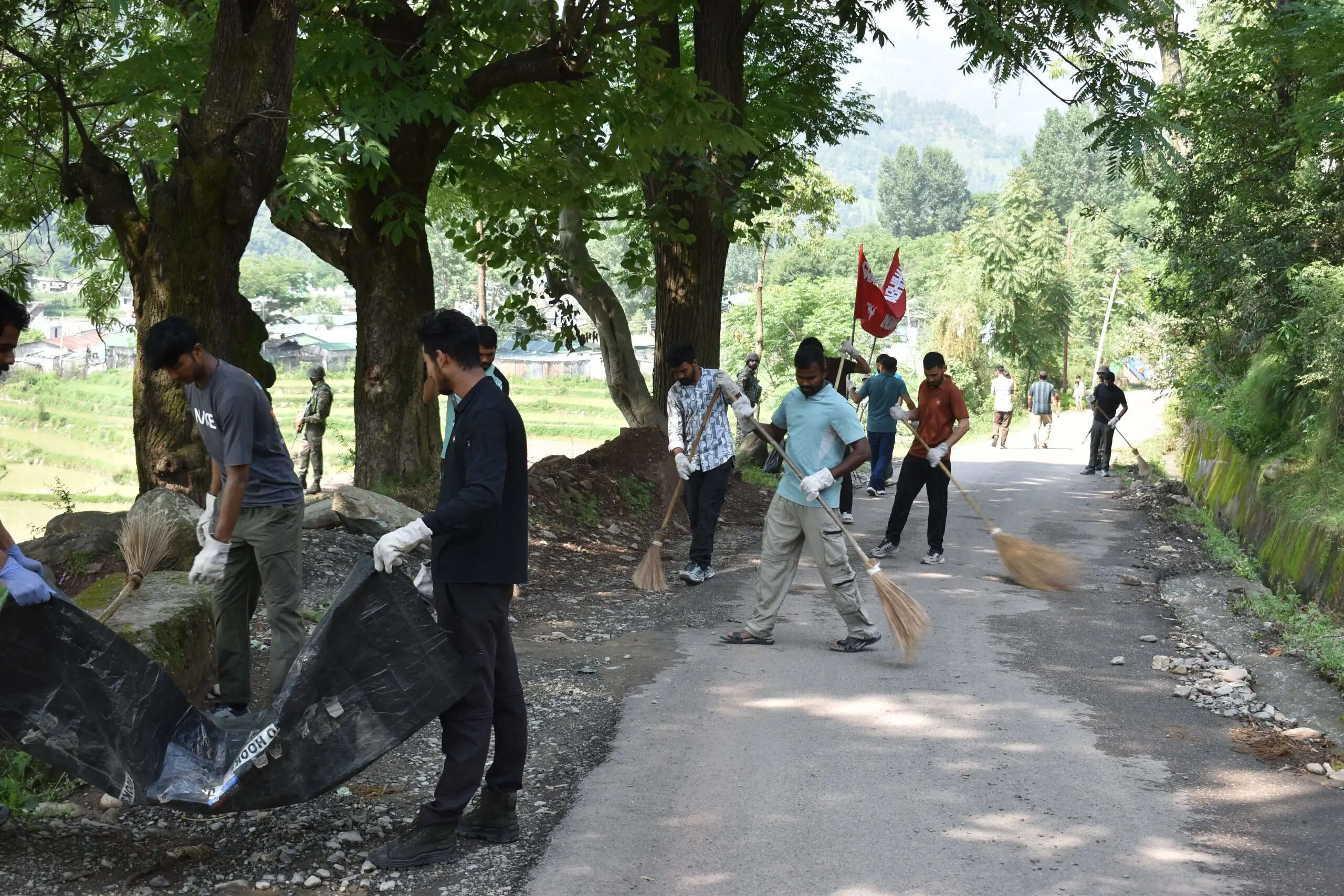 चलाया स्वच्छ भारत अभियान, सैनिकों और स्थानीय लोगों ने मिलकर की सफाई
