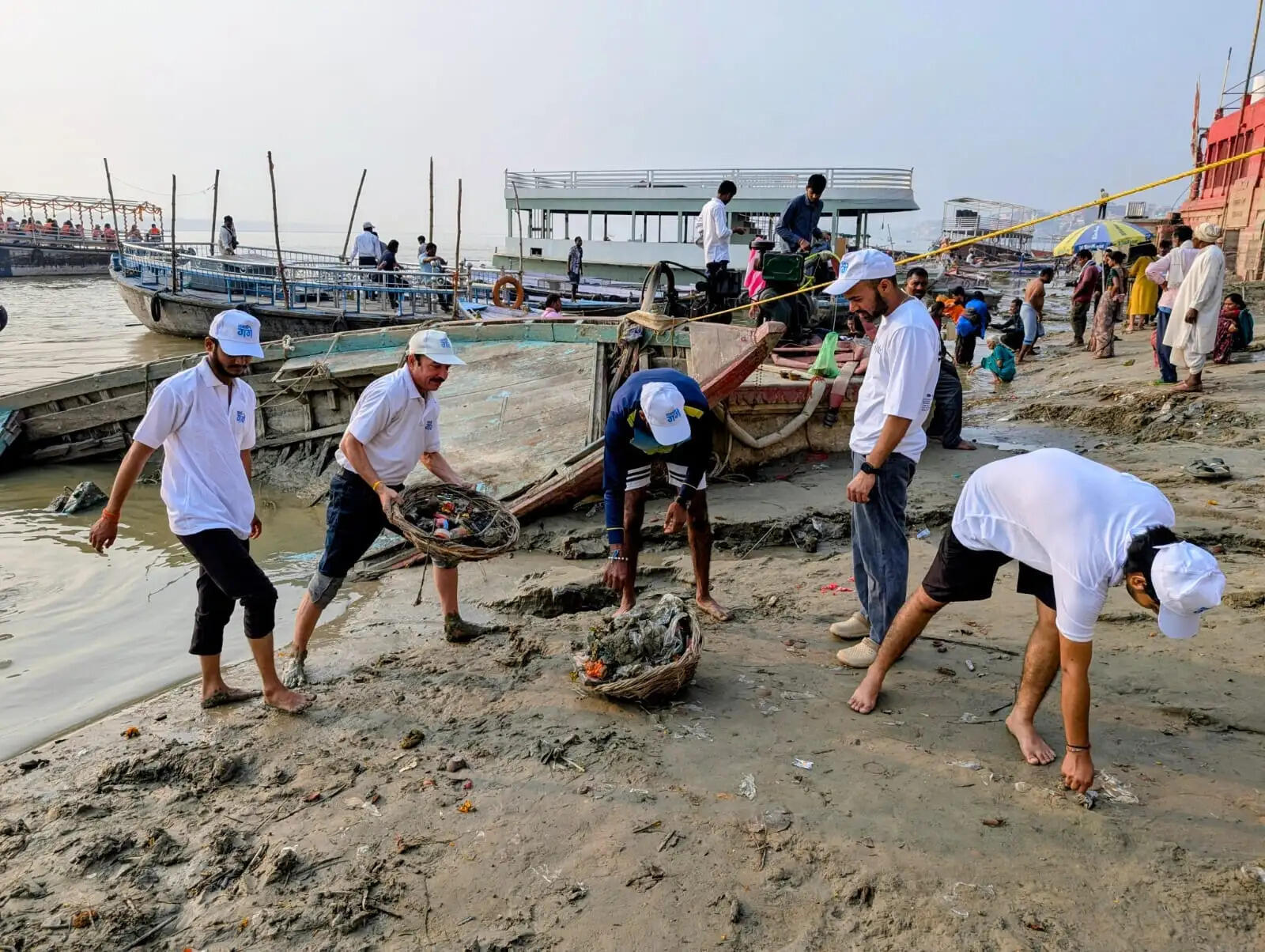 बाढ़ के बाद नमामि गंगे की युवा टोली का संकल्प, गंगा में नहीं जाने देंगे प्लास्टिक और अन्य कचरा