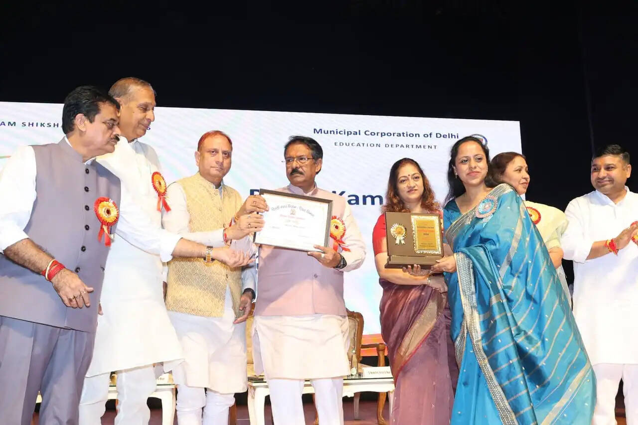 हर्ष मल्होत्रा ने निगम शिक्षकों को किया सम्मानित, निगम श्री विद्यालय सहित तीन कार्यक्रमों की घोषणा की