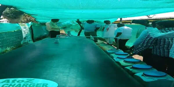 राजगढ़ःकलेक्टर ने खेत पर देखी जैविक खेती की नवाचार पहल, किसानों को किया प्रोत्साहित