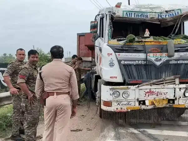 मुरैना में&nbsp;कृष्ण जन्मोत्सव देखकर लौट रहीं महिलाओं को ट्रक ने कुचला,&nbsp;सास-बहू समेत&nbsp;तीन&nbsp;की&nbsp;माैत, चालक गिरफ्तार