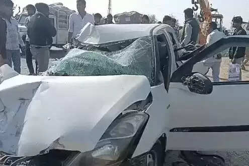 ट्रेलर से टकराई कार, नवविवाहित युवक सहित दो की मौत