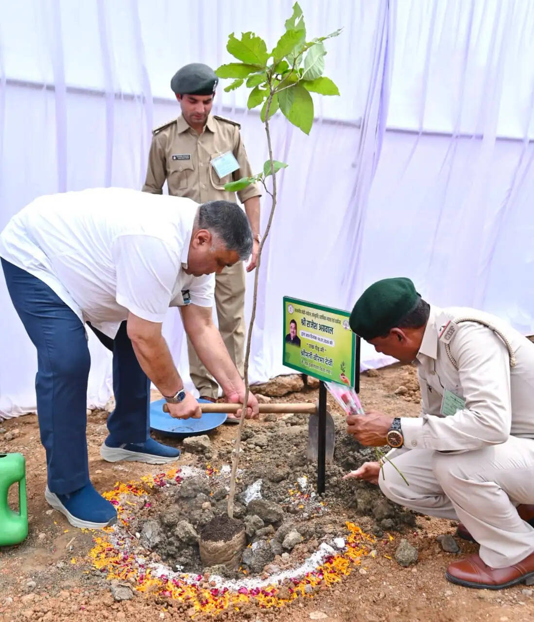 रायपुर : मंत्री राजेश अग्रवाल ने नवीन विधानसभा परिसर में लगाया पौधा