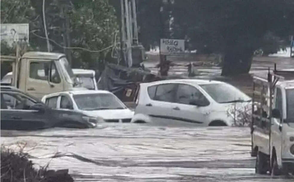 गुजरात में मूसलाधार बारिश से जनजीवन अस्त-व्यस्त, कई जिलों में बाढ़ जैसे हालात
