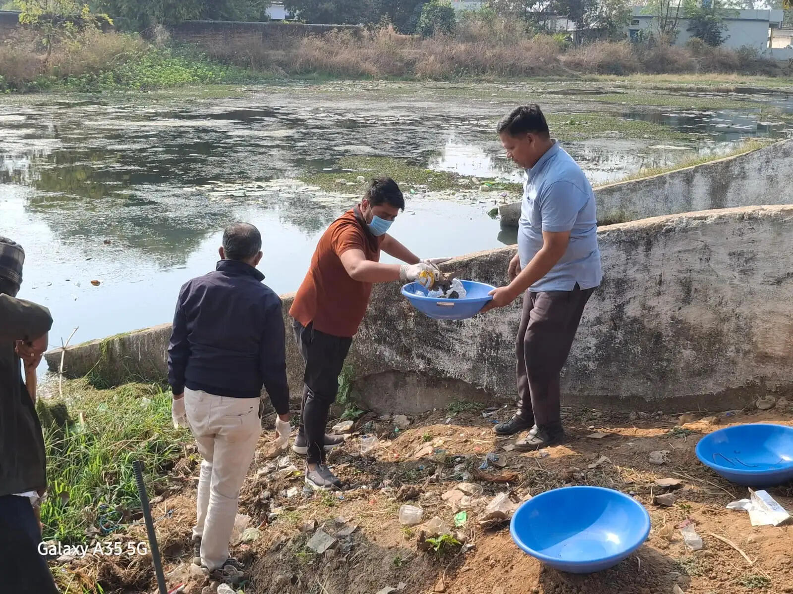 कोरबा आयुक्त ने दादर तालाब पहुंचकर टीम के साथ की सफाई, सहभागिता का किया आव्हान