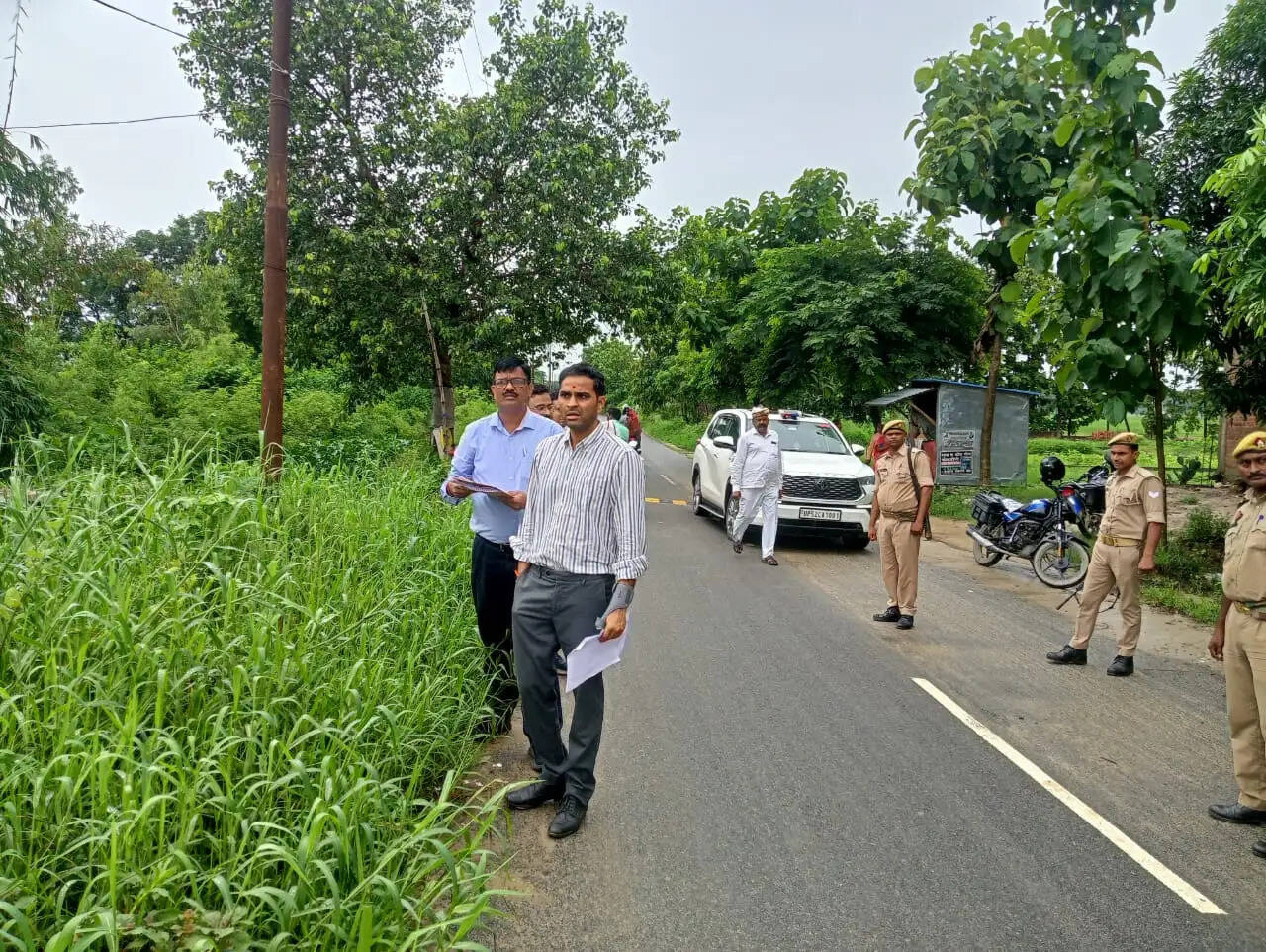 जनता दर्शन से मिली शिकायत पर डीएम कुसुमौनी गांव पहुंचे