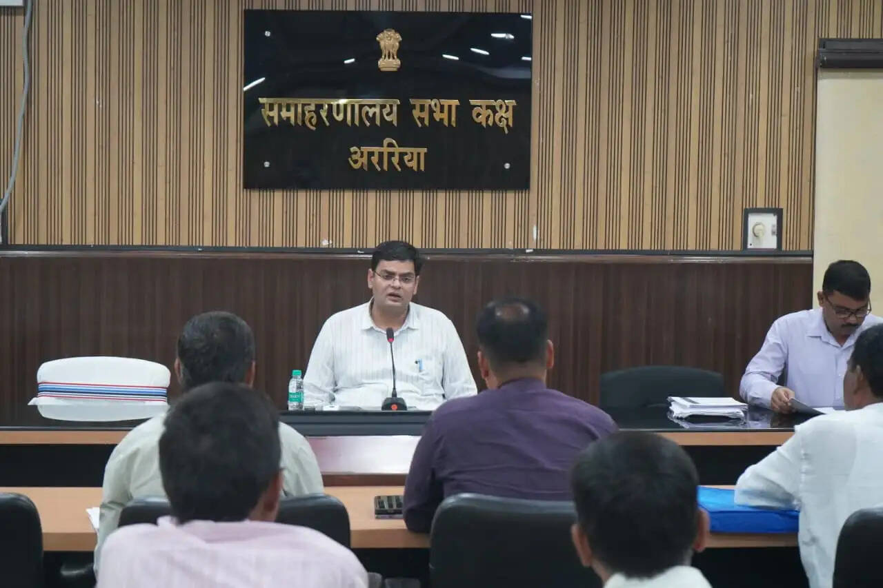 ग्रामीण पथों के रखरखाव में लापरवाही,डीएम ने दिए सख्त कार्रवाई के निर्देश