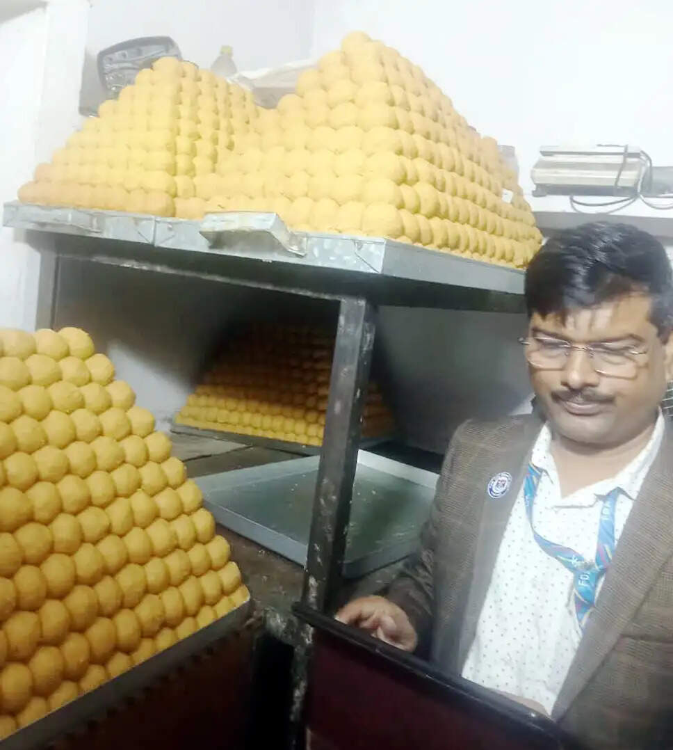 कैंचीधाम में खाद्य प्रतिष्ठानों का खाद्य सुरक्षा के दृष्टिकोण से किया गया सघन निरीक्षण, 10 को नोटिस