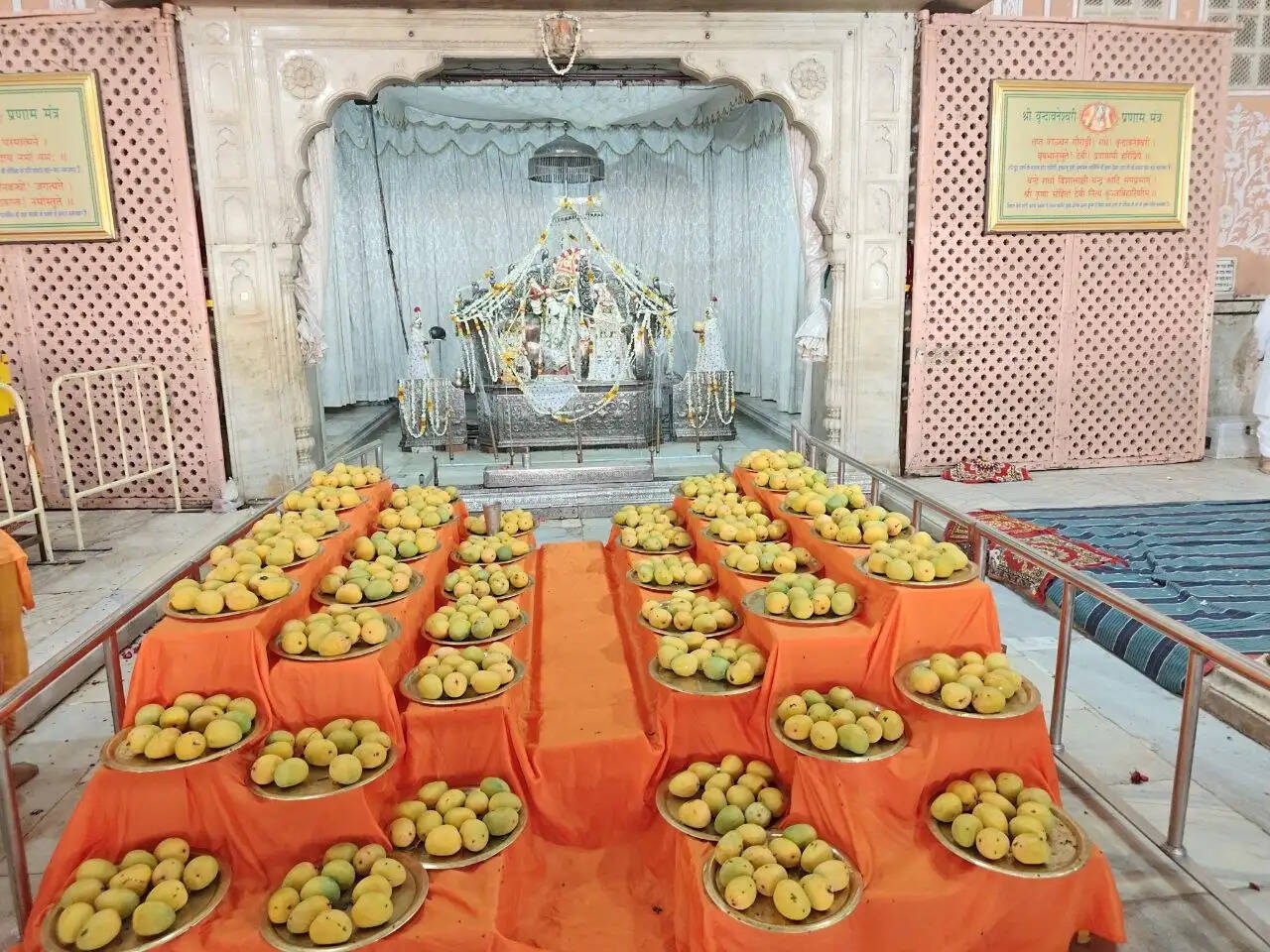 गोविंददेवजी मंदिर में हुए जल यात्रा के अद्भुत दर्शन: ठाकुरजी को लगाया 100 किलो आम का भोग