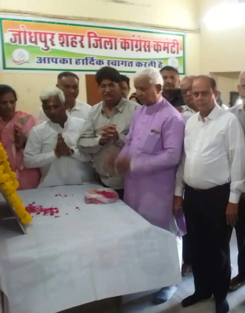 कांग्रेस ने इंदिरा गांधी और सरदार पटेल को अर्पित की श्रद्धांजलि