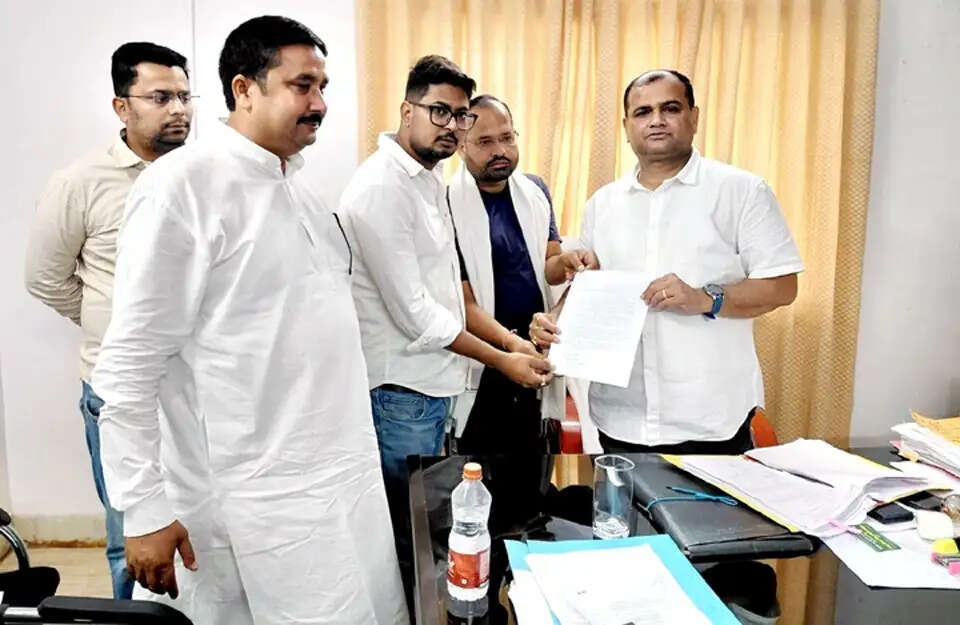 पलामू में बिजली संकट को लेकर झामुमो ने महाप्रबंधक को सौंपा ज्ञापन