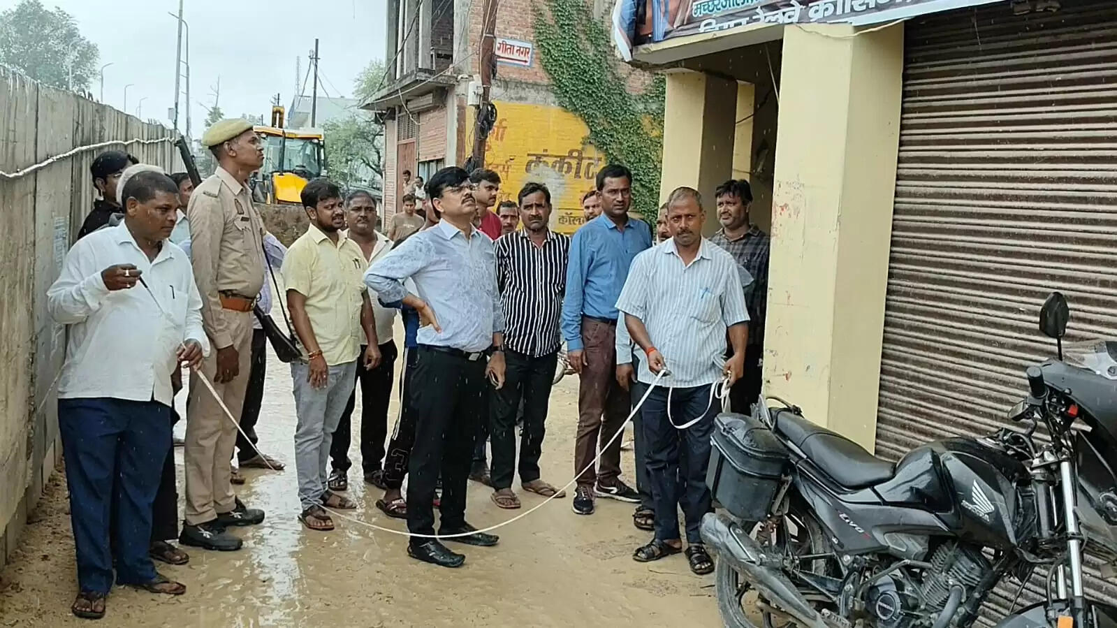 अमेठी में ककवा रोड पर अतिक्रमण हटाने की कार्रवाई, बुलडोजर चलाया गया