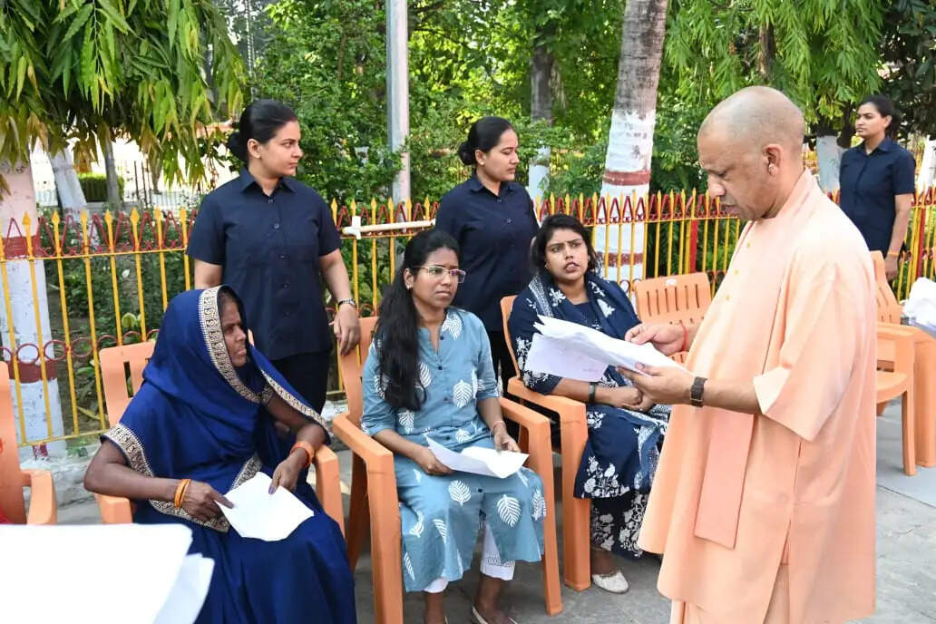 हर जरूरतमंद को दिलाएं कल्याणकारी योजनाओं का लाभ : मुख्यमंत्री योगी