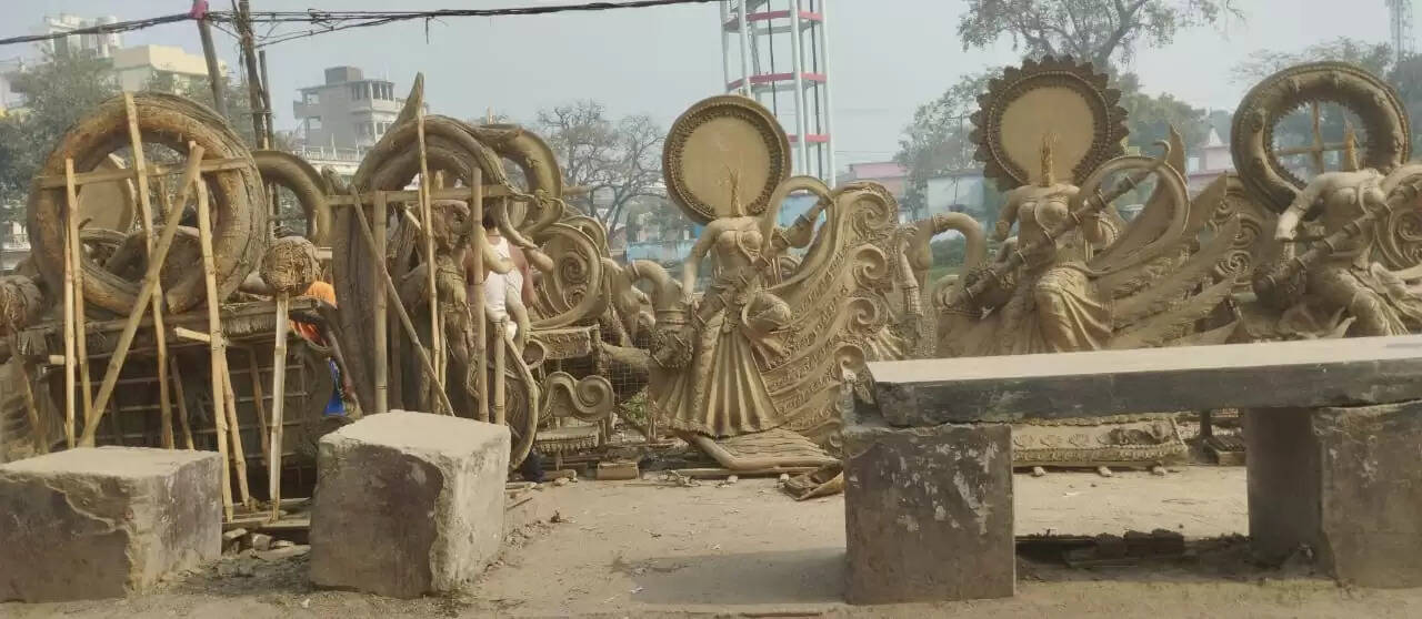 सरस्वती प्रतिमा बनाने में जुटे कुंभकार परिवार, मध्यम आकार का है अधिक डिमांड