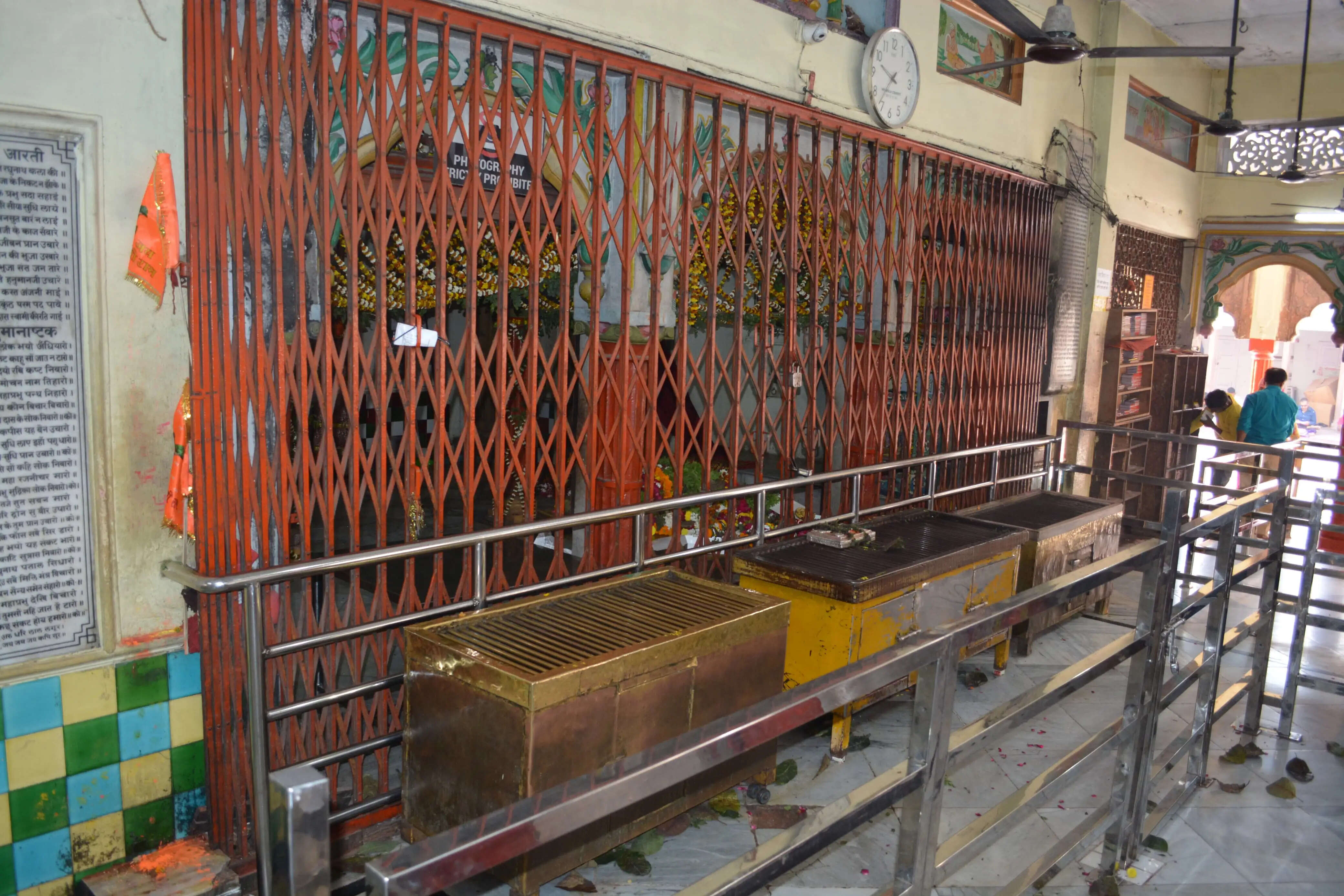 चंद्रग्रहण के सूतक काल में सुबह 09 बजे से ही संकटमाेचन सहित अन्य मंदिरों के कपाट बंद