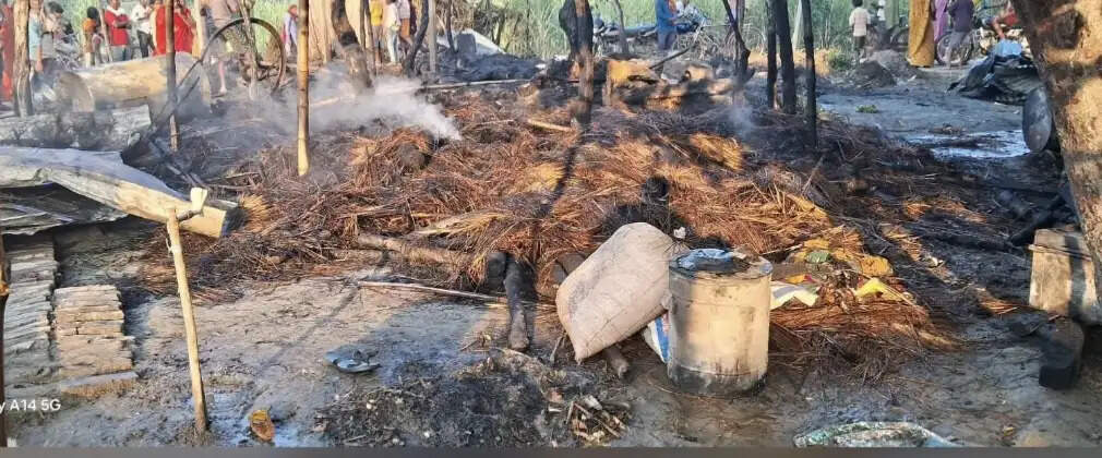 बिजली के शॉर्ट सर्किट से तीन घर जलकर राख