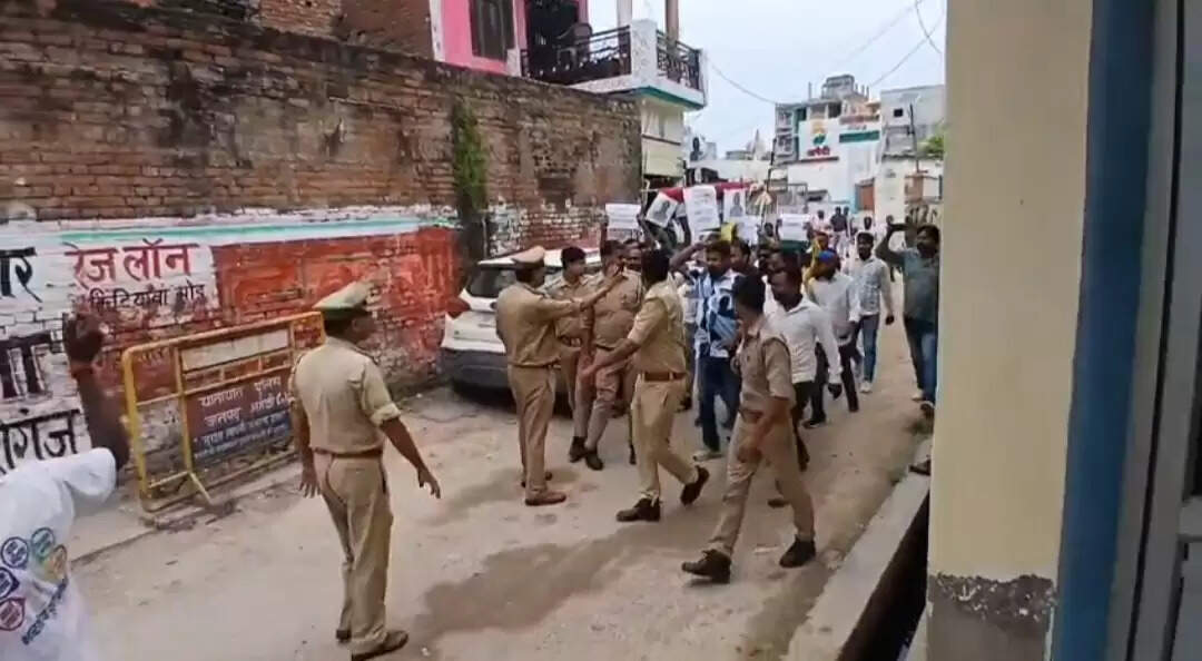 अमेठी में यूथ कांग्रेस का धरना-प्रदर्शन, मंत्री दिनेश प्रताप सिंह का पुतला दहन