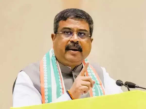 देश दासत्व की मानसिकता छोड़ आगे बढ़ रहा है: धर्मेंद्र प्रधान