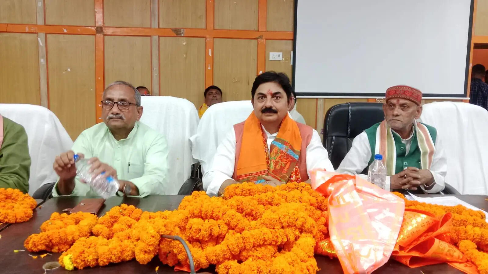 जनकल्याणकारी योजनाओं को जन-जन तक पहुंचाने का लें संकल्प : एसएन सिंह