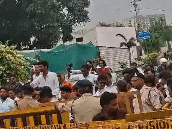भोपाल:&nbsp;एमएलबी गर्ल्स&nbsp;&nbsp;कॉलेज के पास शराब दुकान हटाने की मांग को लेकर एबीवीपी का प्रदर्शन
