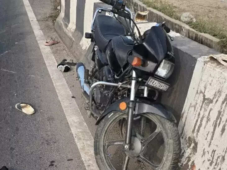 ट्रेलर की टक्कर से पिता-बेटी की मौत, मां घायल