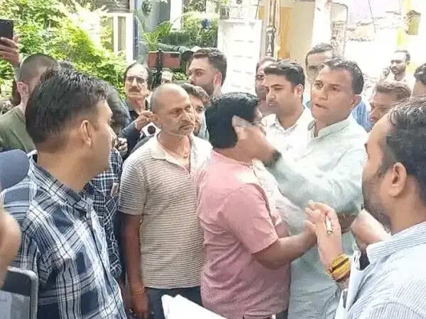 भोपाल में आवासीय भवनों में कमर्शियल गतिविधियों पर सख्ती, 15 से अधिक दुकानें-होटल सील