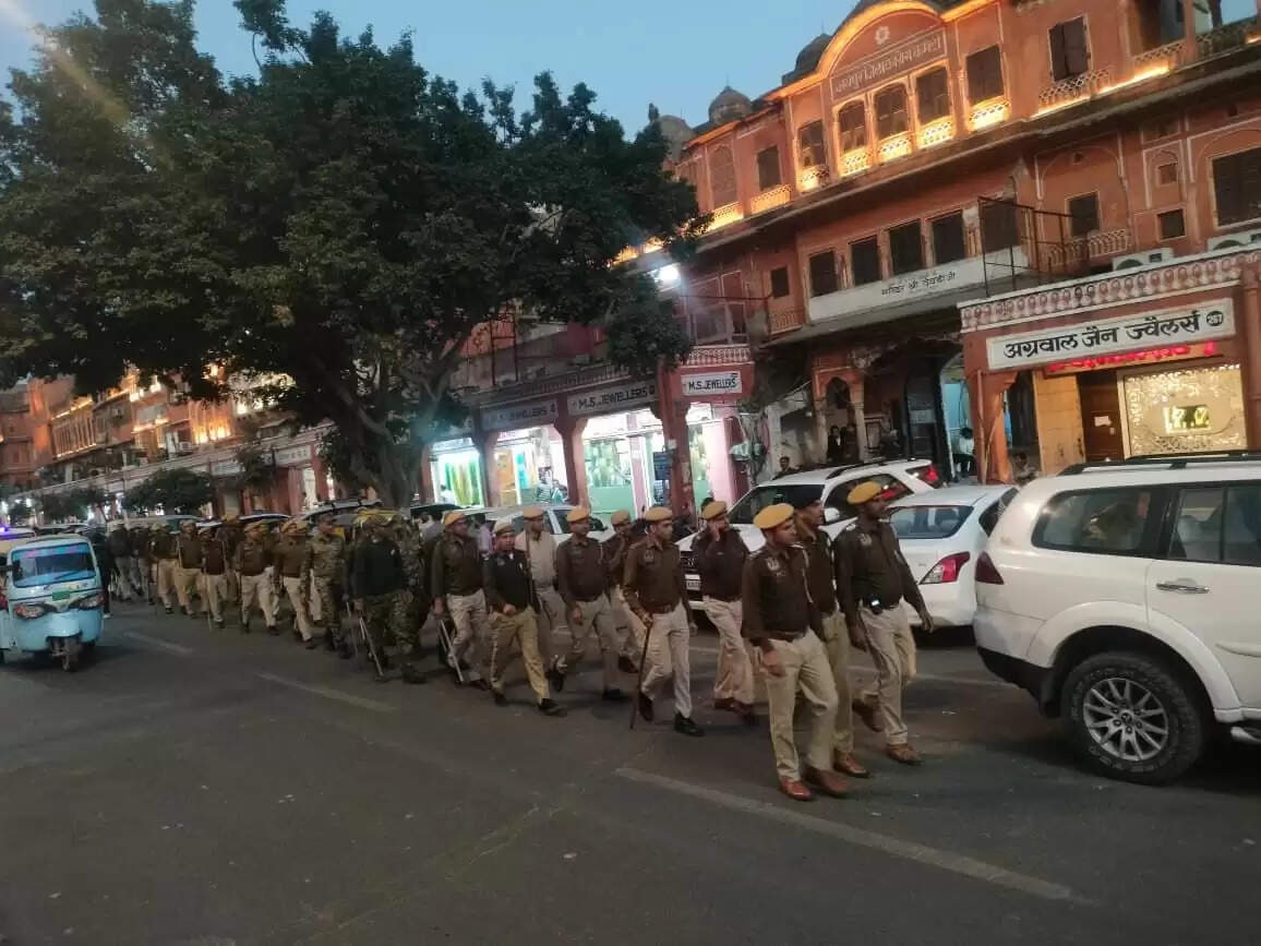 संवेदनशील इलाकों में पुलिस ने किया फ्लैग मार्च