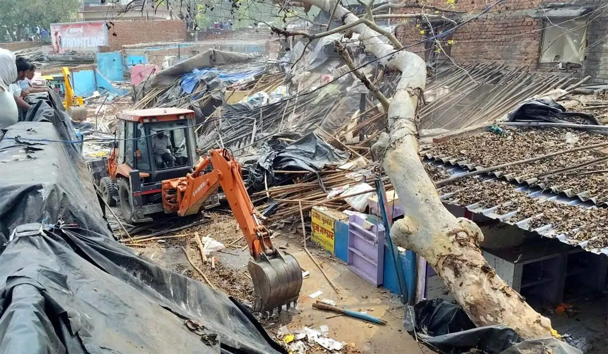 रजरप्पा में जेसीबी चलाकर हटाई जा रही दुकानें