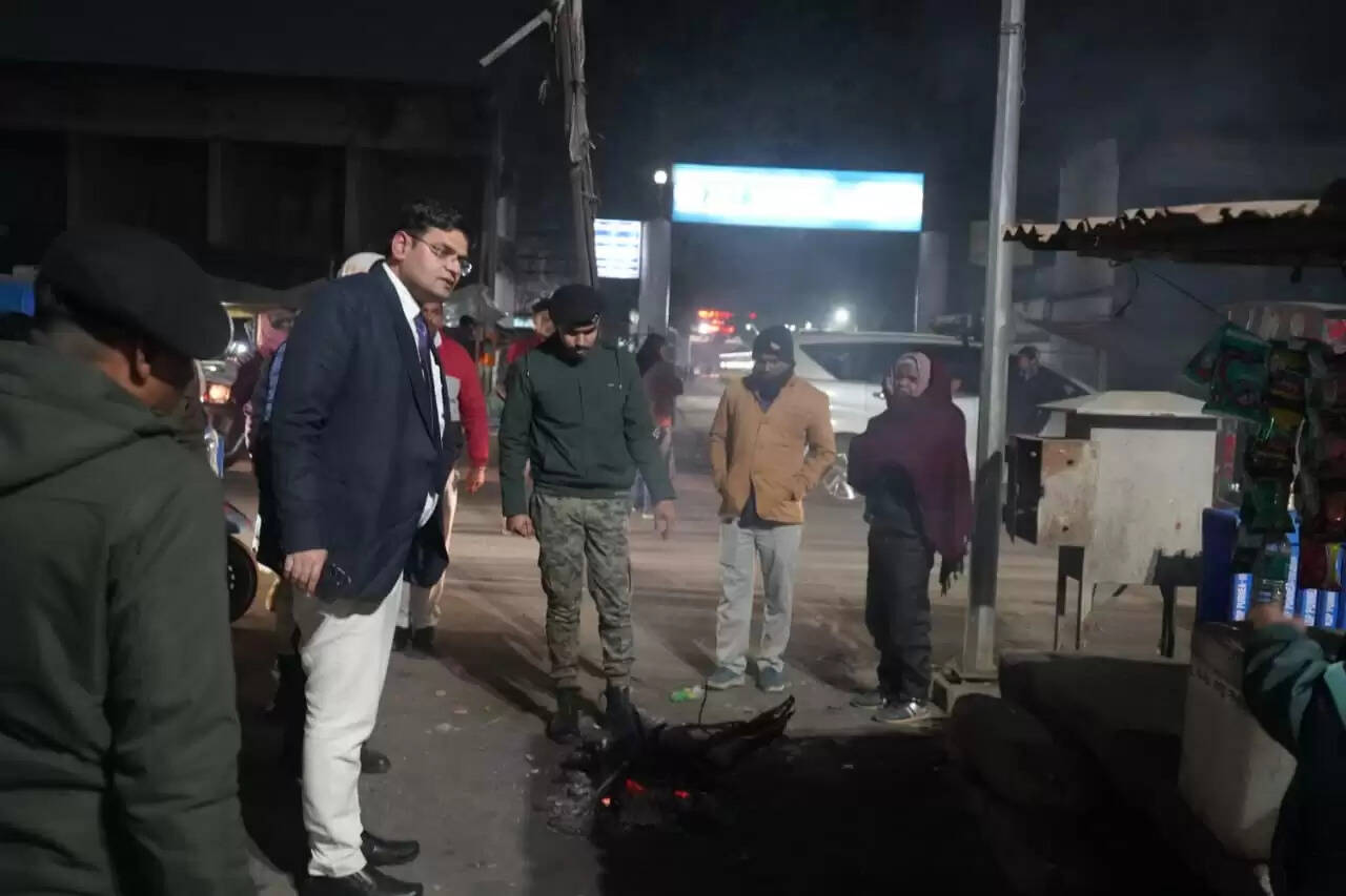 रात के अंधेरे में अलाव और व्यवस्था का जायजा लेने डीएम निकले सड़क पर
