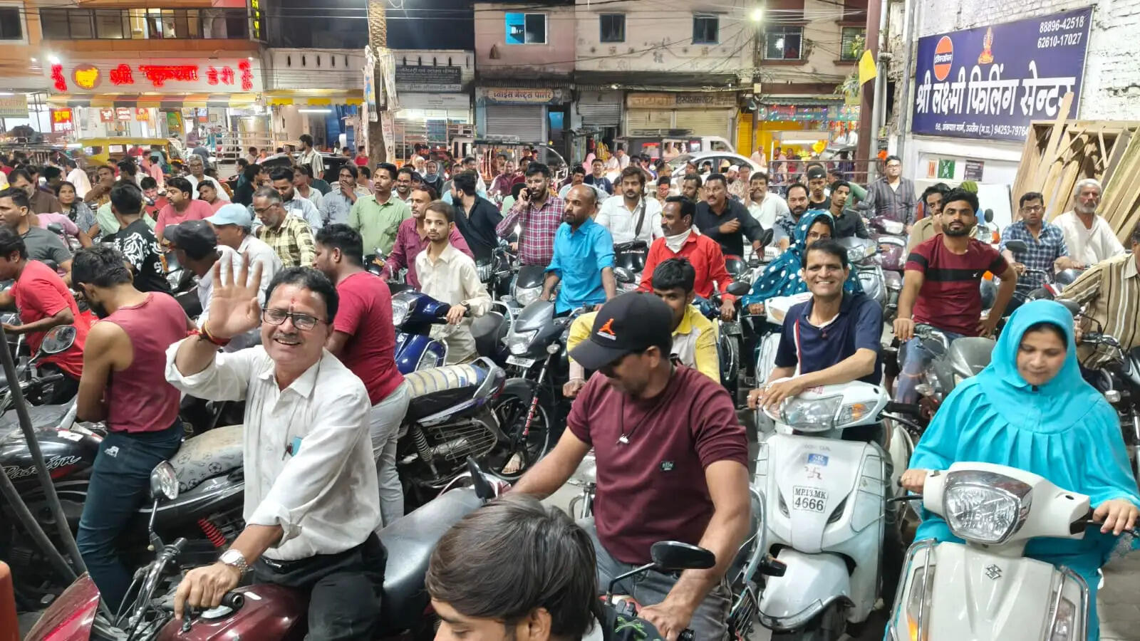 उज्जैन में पेट्रोल खत्म होने की अफवाह पर हजारों लोग पहुंचे पम्पों पर