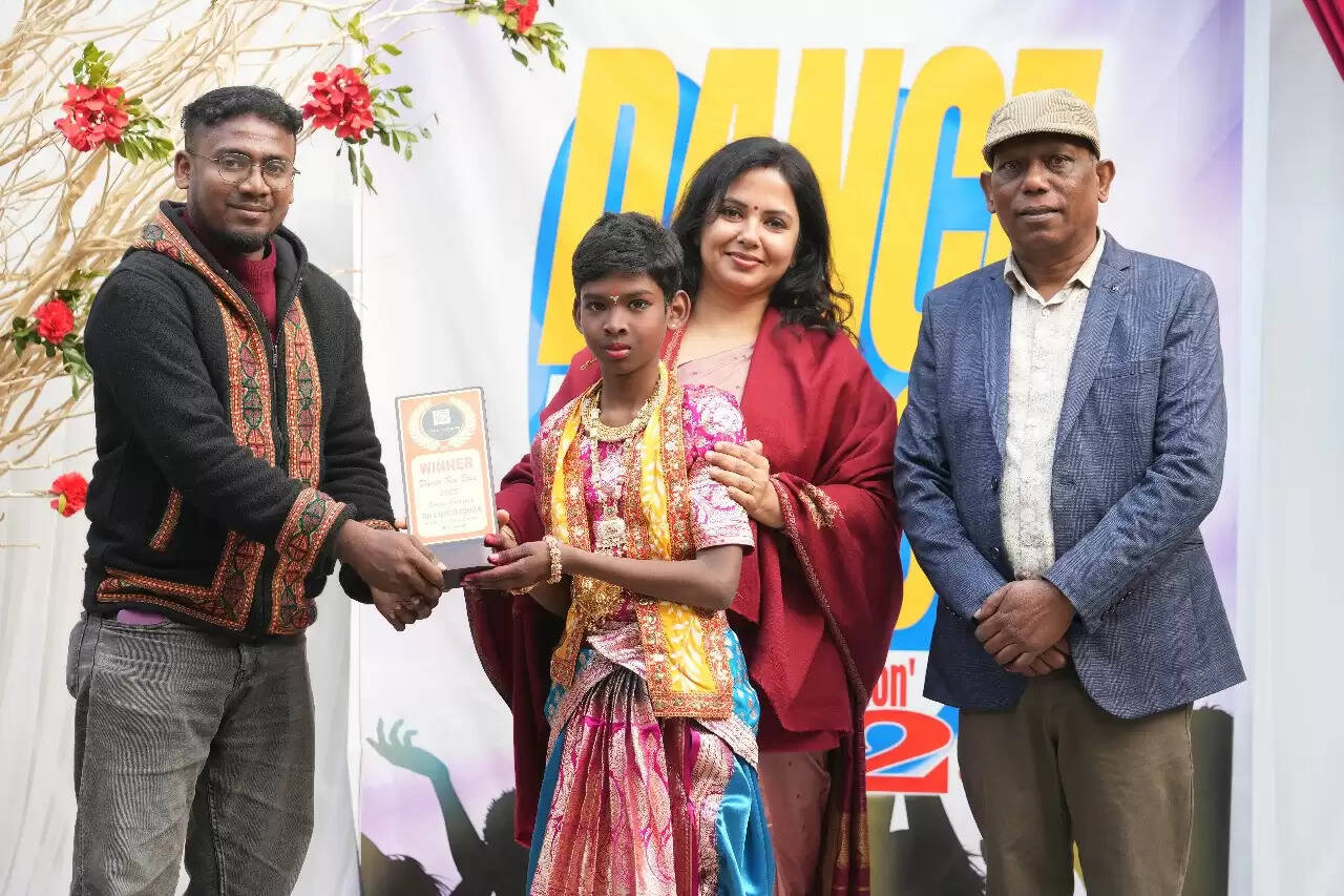 द क्रिएटिव कॉर्नर में डांस का बॉस प्रतियोगिता और क्रिसमस समारोह आयोजित