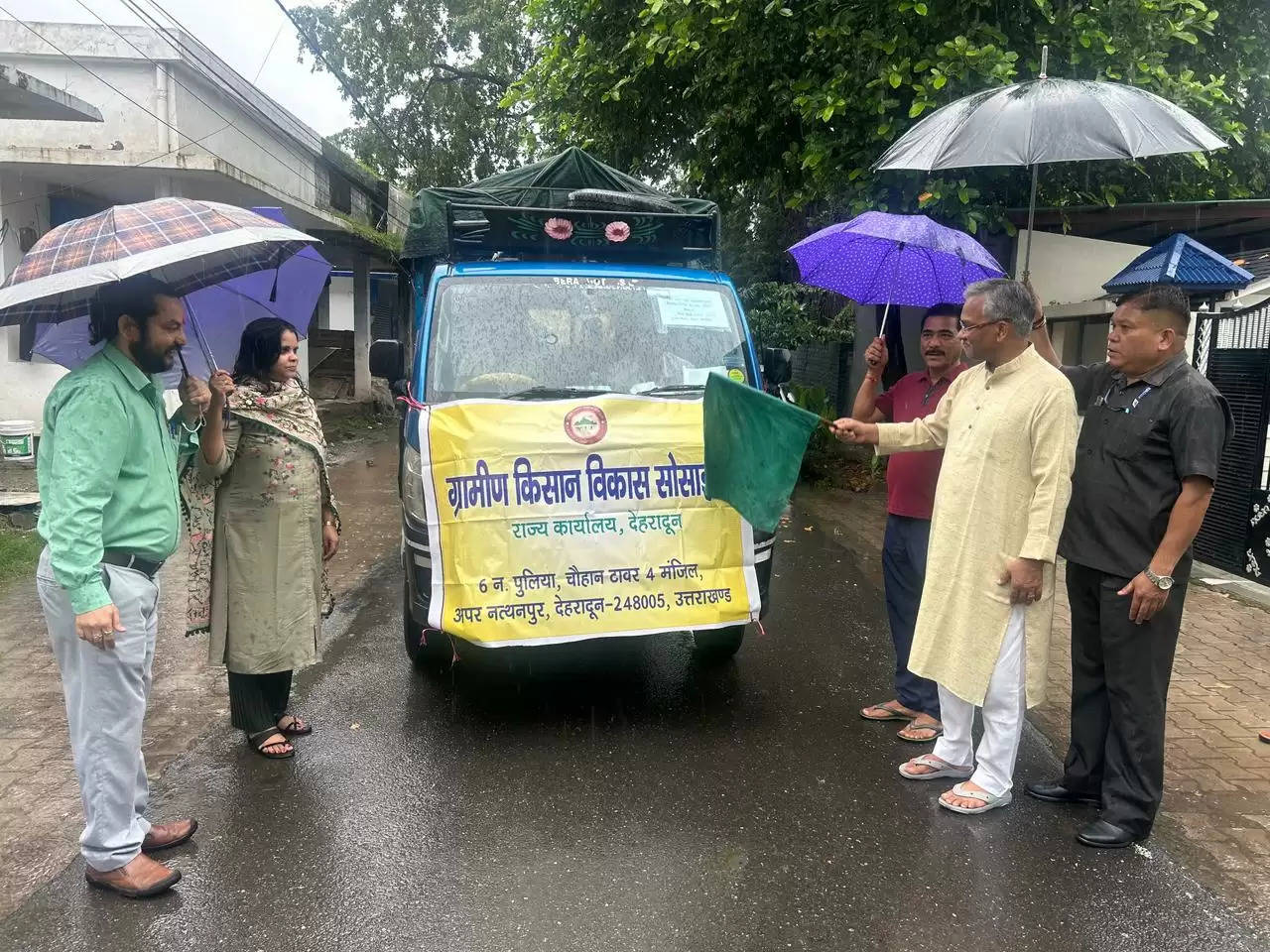 सांसद त्रिवेंद्र रावत ने आपदा प्रभावितों को भेजी राहत सामग्री, बोले- सरकार हर संभव मदद को तैयार