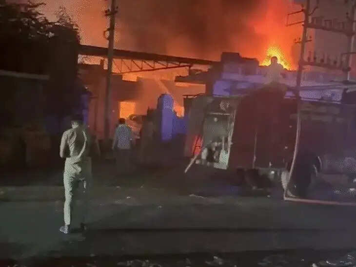 मर्सिडीज वर्कशॉप में लगी भीषण आग में जली आठ कारें