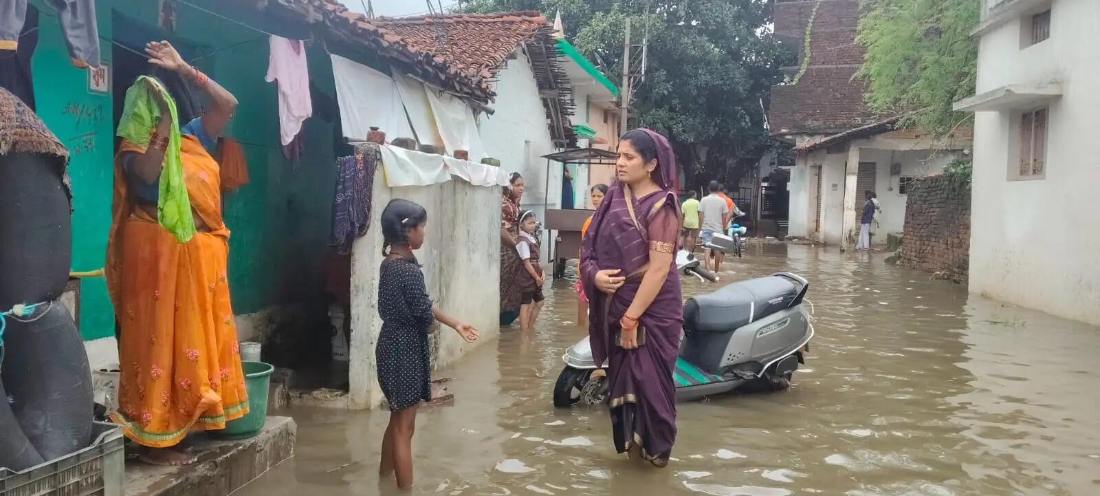 पहली बारिश में तीन वार्ड जलमग्न, विकास कार्यों पर उठे सवाल, पार्षद सुमन मेश्राम ने मांगी तत्काल राहत