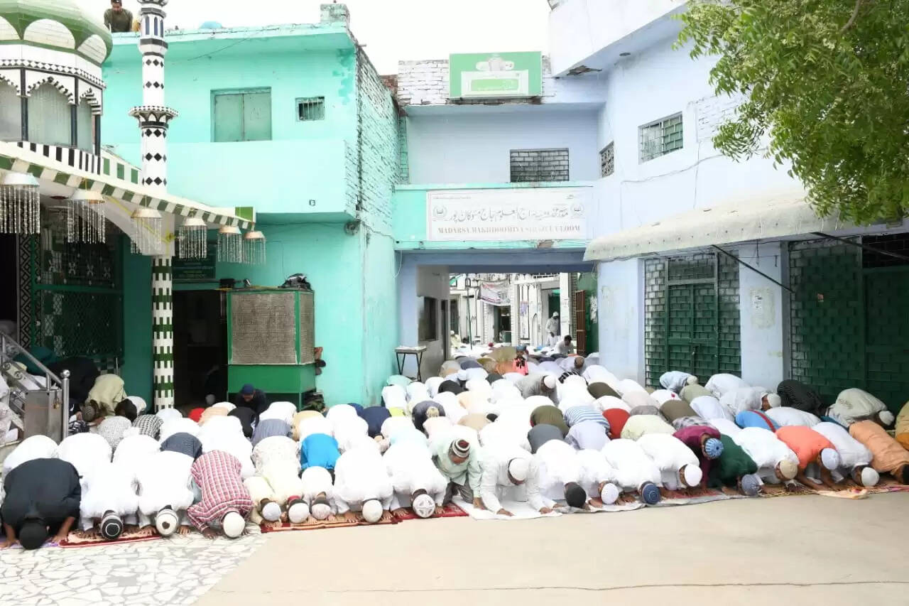 जुमा अलविदा की नमाज में नमाजियों ने देश में अमन चैन की मांगी दुआएं