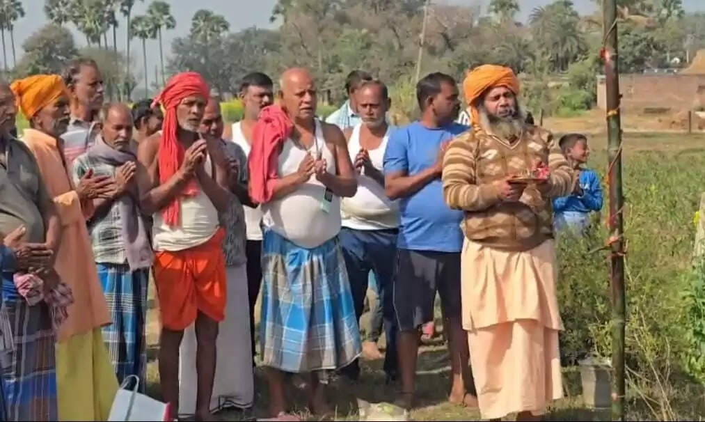 राम कथा ज्ञान यज्ञ को लेकर ध्वजारोहण कार्यक्रम
