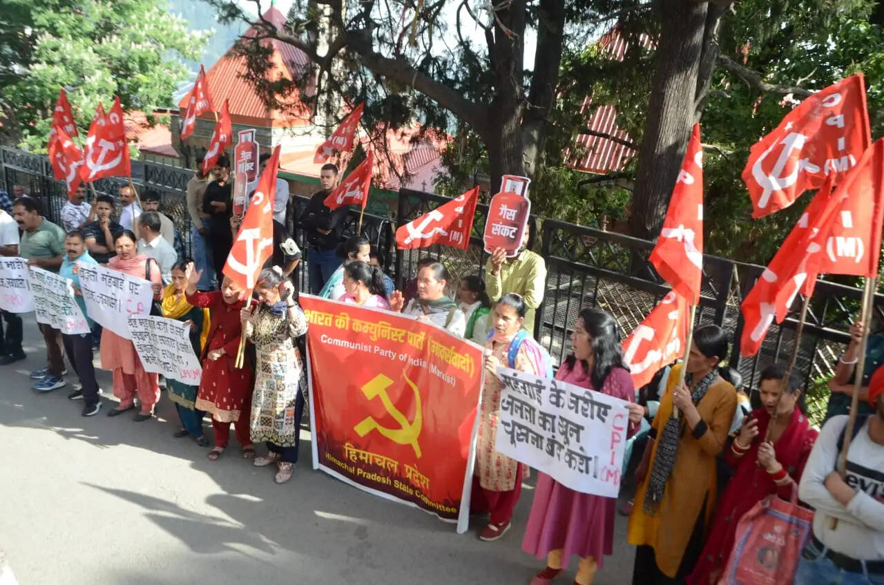 महंगाई के खिलाफ माकपा का शिमला में प्रदर्शन