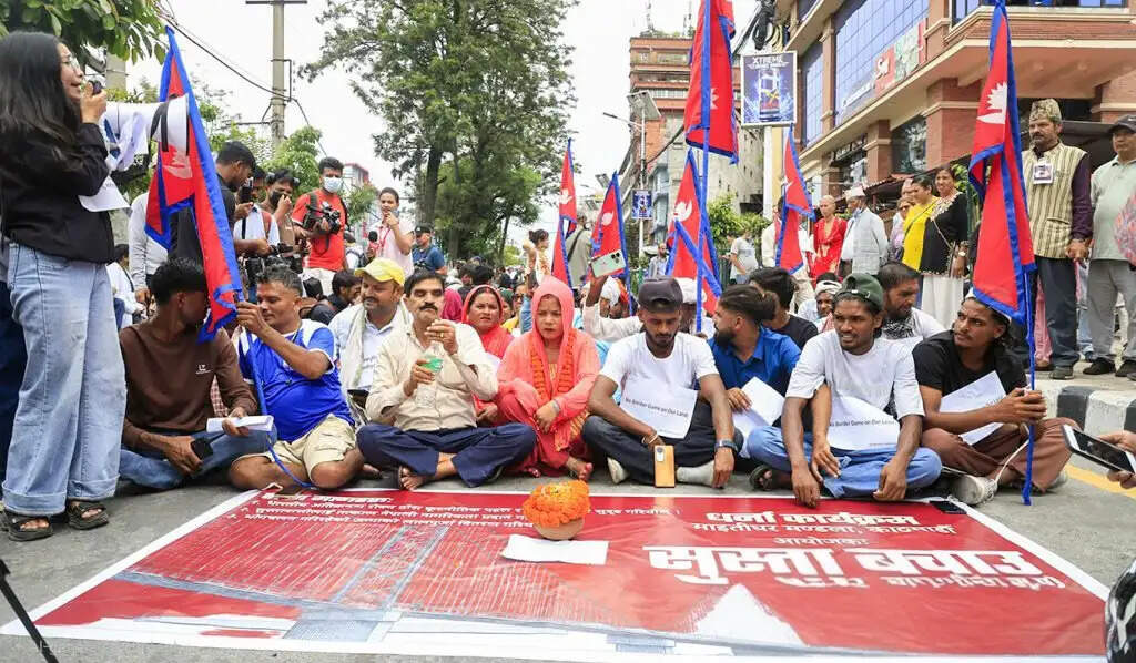 नागरिकता और भूमि स्वामित्व की मांग को लेकर काठमांडू में धरना पर बैठे सुस्ता के निवासी