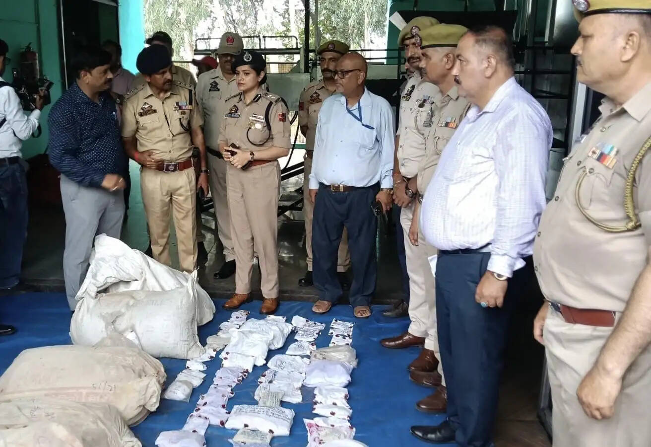 2.33 करोड़ के नशे पर चला पुलिस का बुलडोजर-कठुआ पुलिस ने 175 किलो ड्रग्स जलाकर की नष्ट